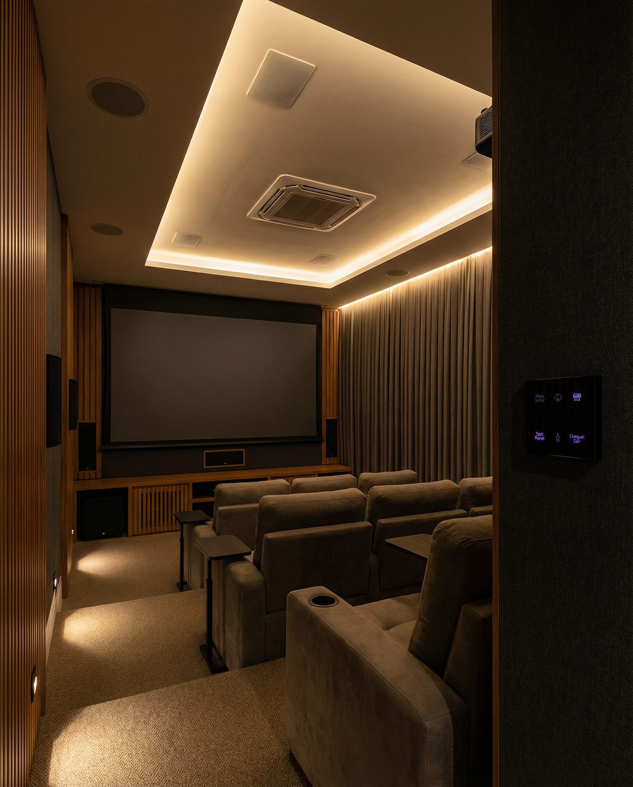 Home theater com poltronas reclináveis, tela retrátil e pulsador de cenas na entrada